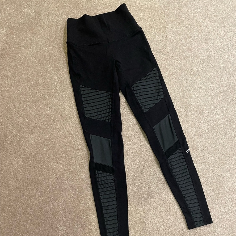 Gently Used Alo Yoga Moro Legging in XS